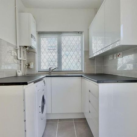 Improved Private House In Central Location Портсмът Екстериор снимка