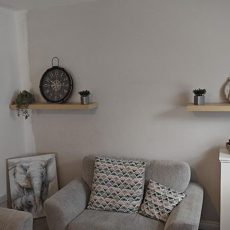 Improved Private House In Central Location Портсмът Екстериор снимка