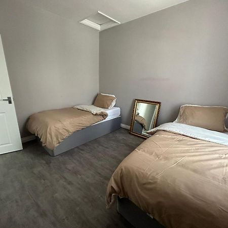 Improved Private House In Central Location Портсмът Екстериор снимка