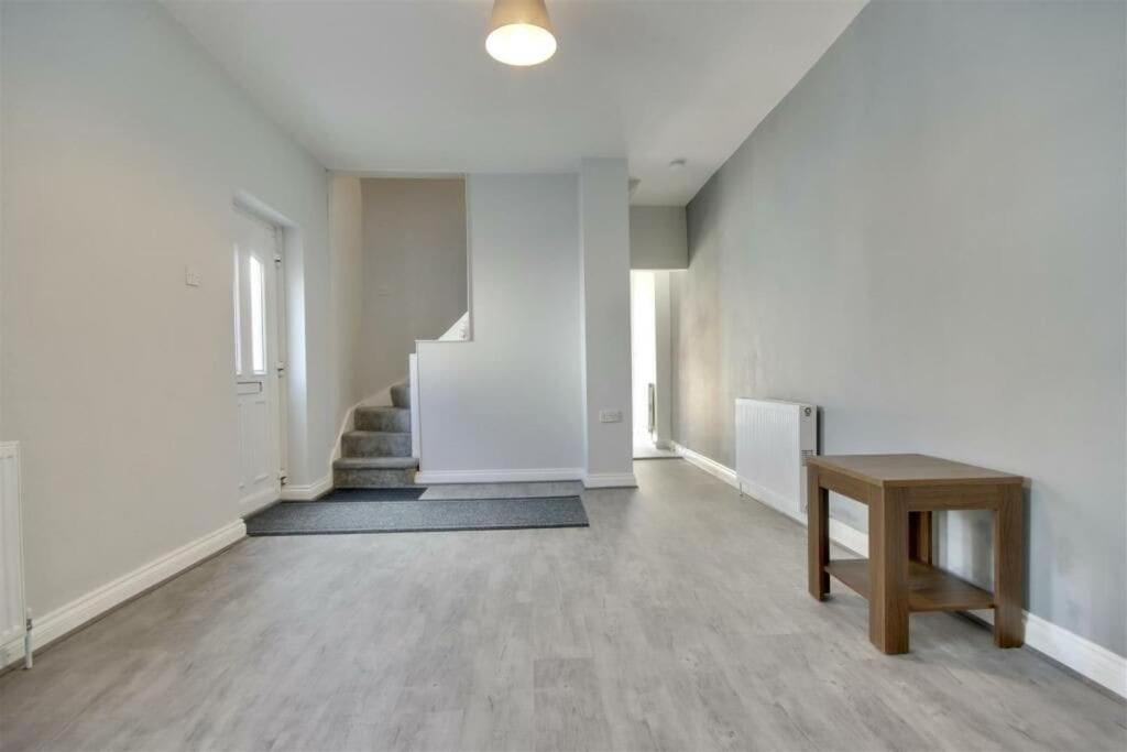 Improved Private House In Central Location Портсмът Екстериор снимка