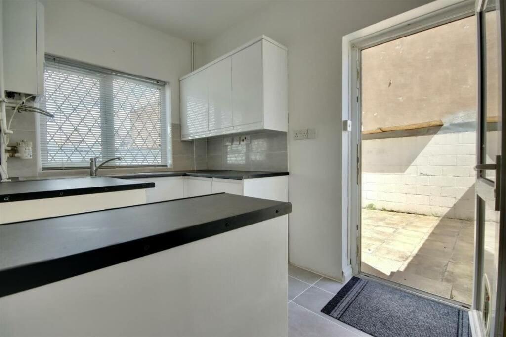 Improved Private House In Central Location Портсмът Екстериор снимка