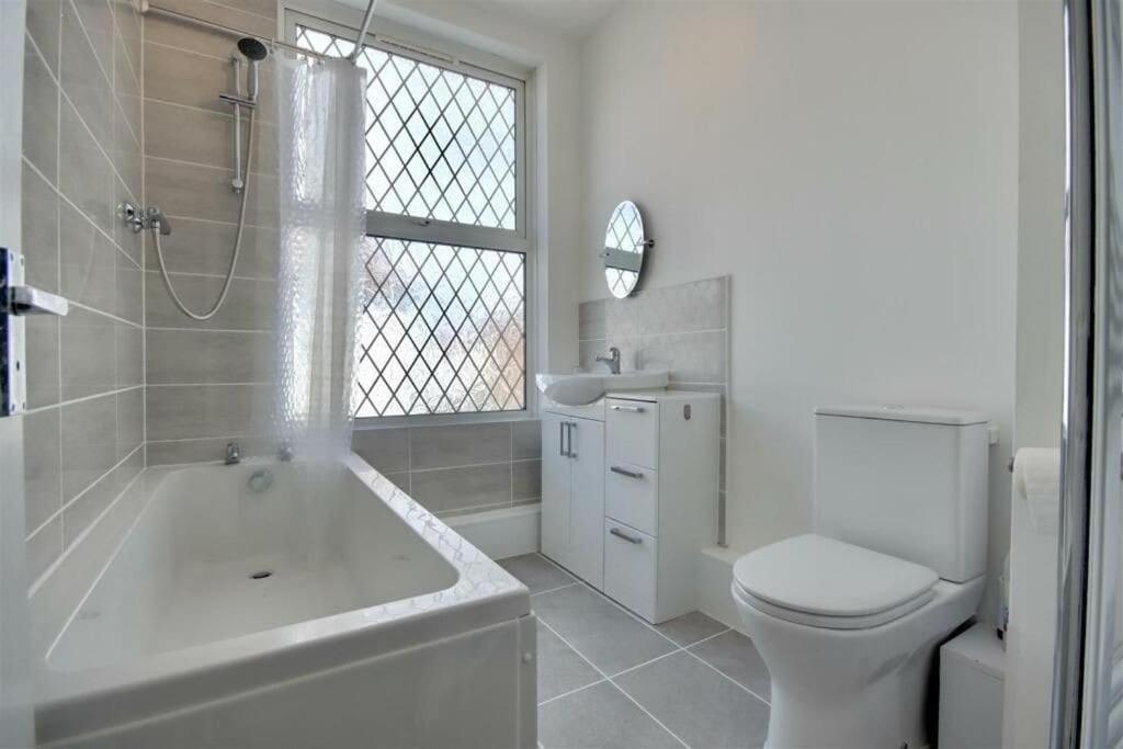 Improved Private House In Central Location Портсмът Екстериор снимка