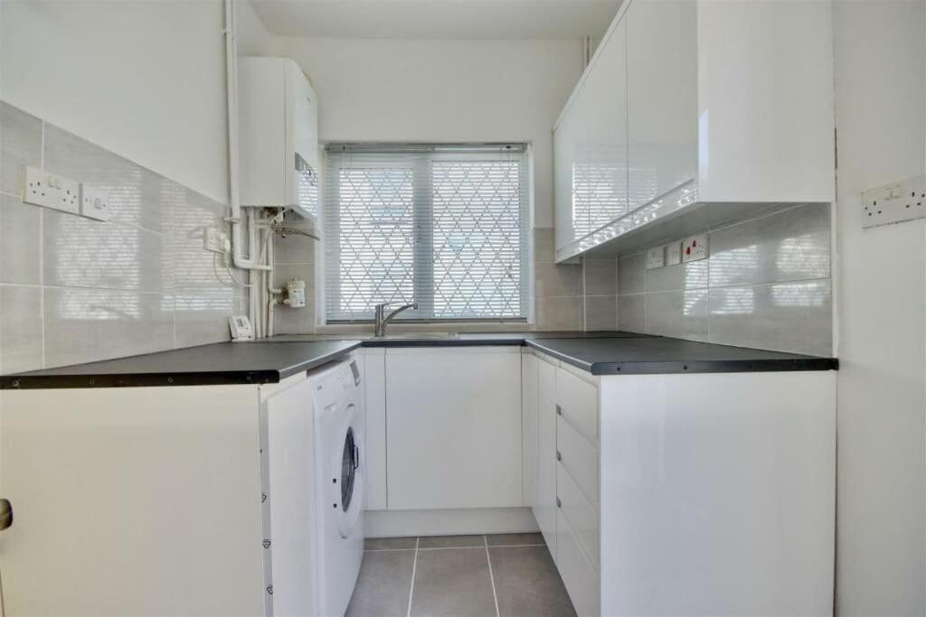 Improved Private House In Central Location Портсмът Екстериор снимка