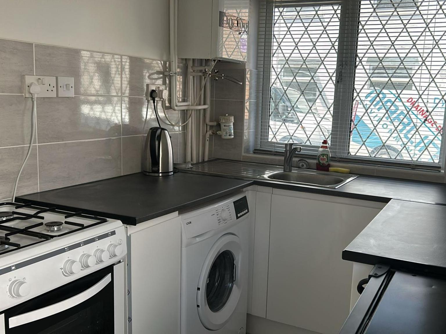 Improved Private House In Central Location Портсмът Екстериор снимка